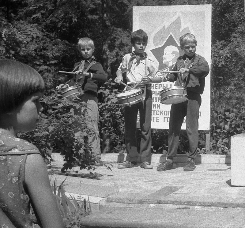 Линейка в пионерском лагере, июль 1987, Московская обл.. Линейка в подмосковном пионерском лагере.Фотография из архива Бориса Ивановича Бутцева.Выставка «Пионеры-барабанщики» с этой фотографией.