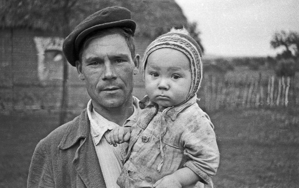 Отец с сыном, август 1955, Рязанская обл., Скопинский р-н, с. Березняги. Выставка «Сыновья» с этой фотографией.