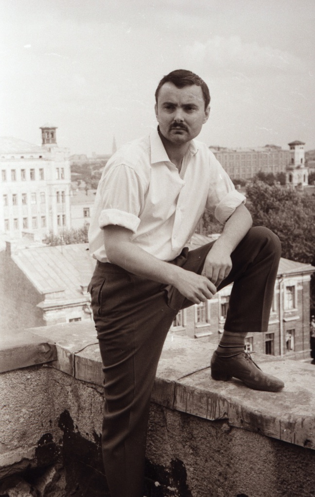 Анатолий Григорьевич Поперечный на балконе издательства «Молодая гвардия», январь 1964, г. Москва. Выставка «На балконе» с этой фотографией.
