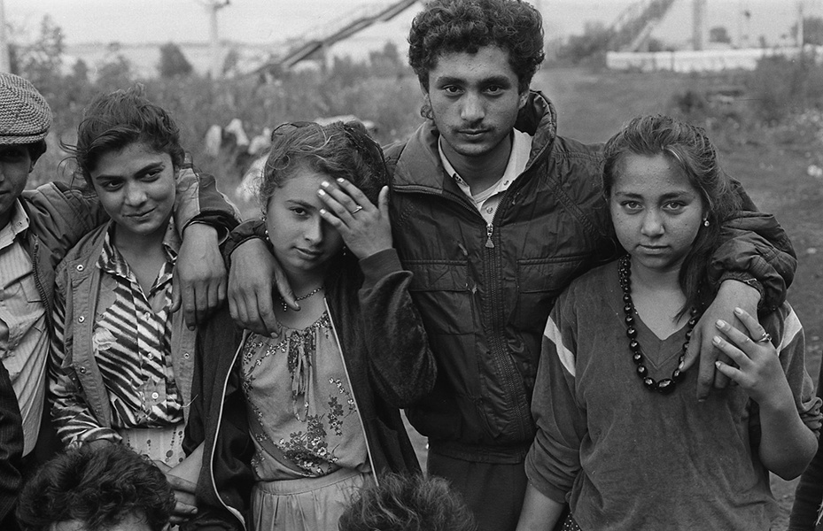 Цыганский табор на станции Спиченково, 9 сентября 1988, Кемеровская обл., г. Прокопьевск. Выставка «Неуловимые. Люди без границ» с этой фотографией.