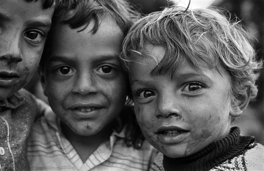 Цыганский табор на станции Спиченково, 9 сентября 1988, Кемеровская обл., г. Прокопьевск. Выставка «Неуловимые. Люди без границ» с этой фотографией.
