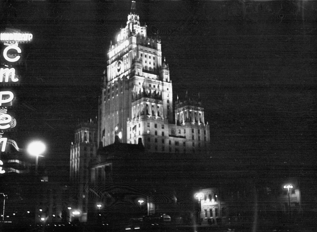 Ночная Москва,  Высотное здание от кинотеатра «Стрела», 1 апреля 1959 - 30 октября 1959, г. Москва. Выставка «Неоновый свет» с этой фотографией.&nbsp;