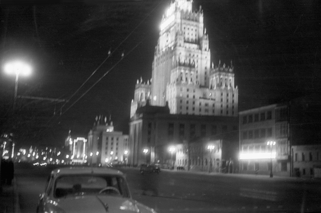 Ночная Москва у Высотного здания, 1 апреля 1959 - 30 октября 1959, г. Москва. Выставка «Ночная Москва» с этой фотографией.&nbsp;
