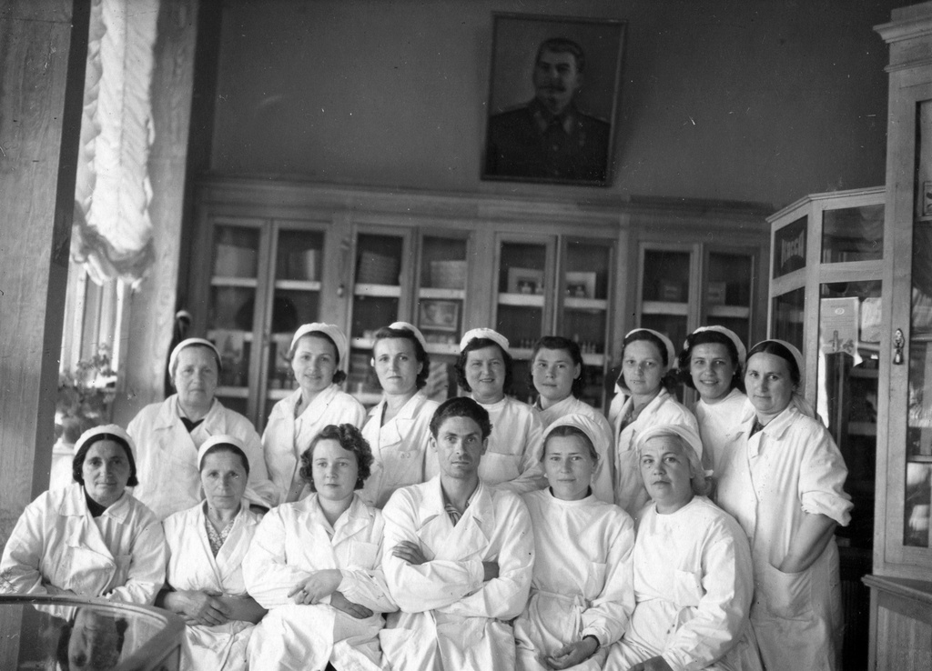Сотрудники аптеки № 97, 1954 год, Крымская обл., г. Ялта. Аптека на Набережной, напротив Центрального Гастронома.Выставка «Аптеки ХХ века» с этой фотографией.