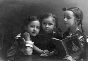 Верочка, Валечка и Лизочка Фридлейн, март 1914, г. Москва. Сестры с альбомом Веласкеса.В семье Фридлейн было 4 сестры: Лизочка (1907 г.р.), Верочка (1908 г.р.), Валечка (1912 г.р.) и Олечка (1913 г.р.).Фотография из архива Киры Логуновой.