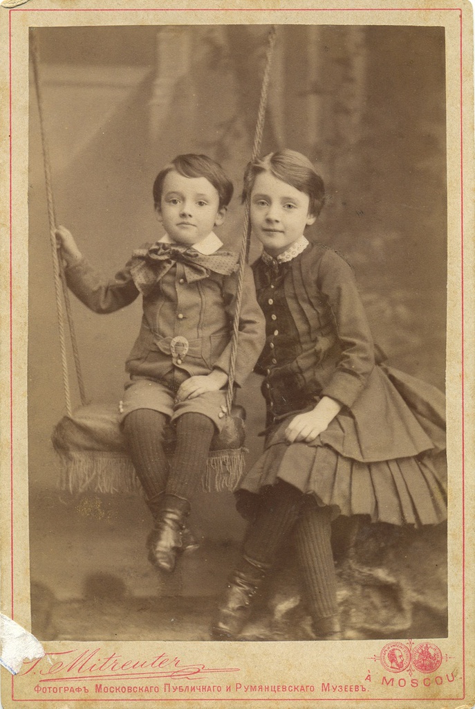 Левушка и Берточка Фридлейн, 25 января 1885 - 31 декабря 1885, г. Москва. Фотография из архива Киры Логуновой.Выставка «На качелях» с этой фотографией.