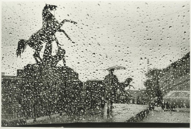 Аничков мост, 1976 - 1977, г. Ленинград. Выставка «"Серебряный век" поэзии про осень» с этой фотографией.