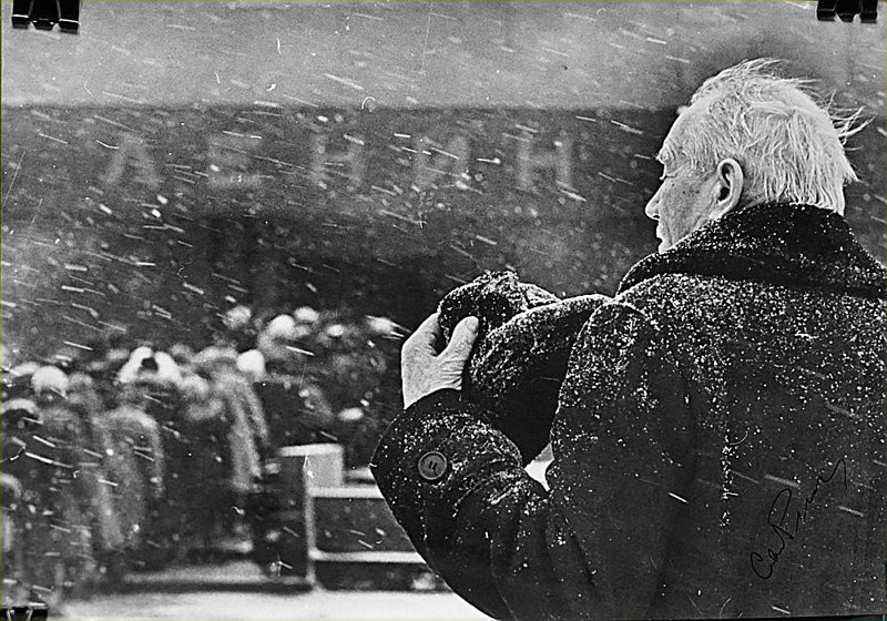 Красная площадь. К Ленину, март 1985, г. Москва. Выставка «А снег идет, а снег идет, и все вокруг чего-то ждет…» с этой фотографией.