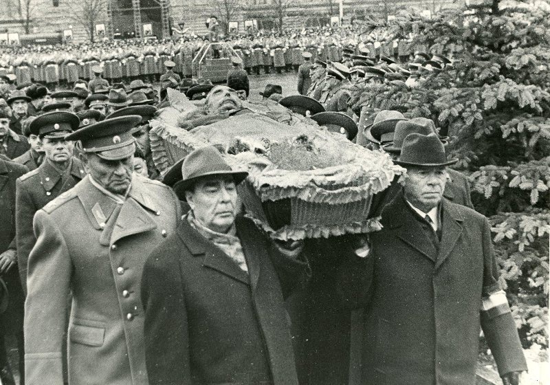 Похороны маршала Советского Союза Семена Михайловича Буденного, 30 октября 1973, г. Москва. Выставка «Как хоронили лидеров СССР» с этой фотографией.