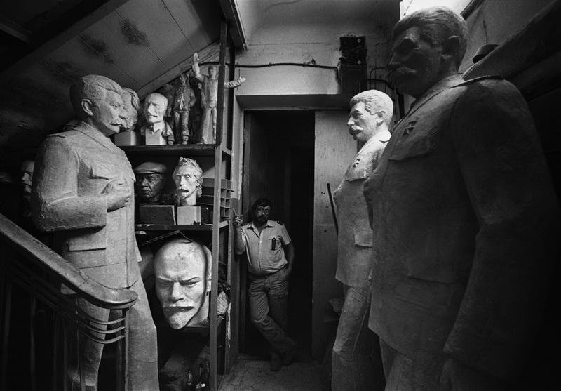 Скульптор Константин Константинов, 1978 год, г. Москва. Выставка «Головы и бюсты» с этой фотографией.