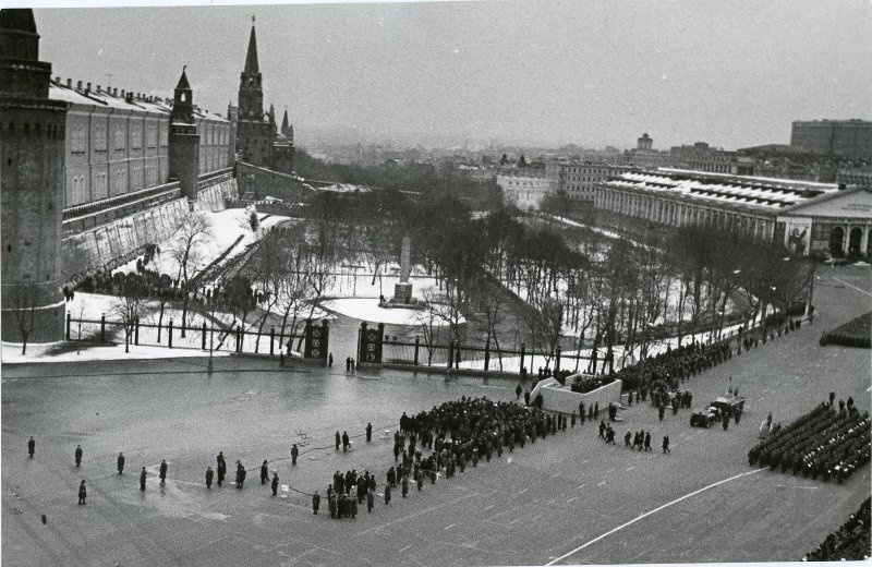 Церемония захоронения Неизвестного солдата в Александровском саду, 3 декабря 1966, г. Москва. Выставка «Центральный Манеж» с этой фотографией.&nbsp;