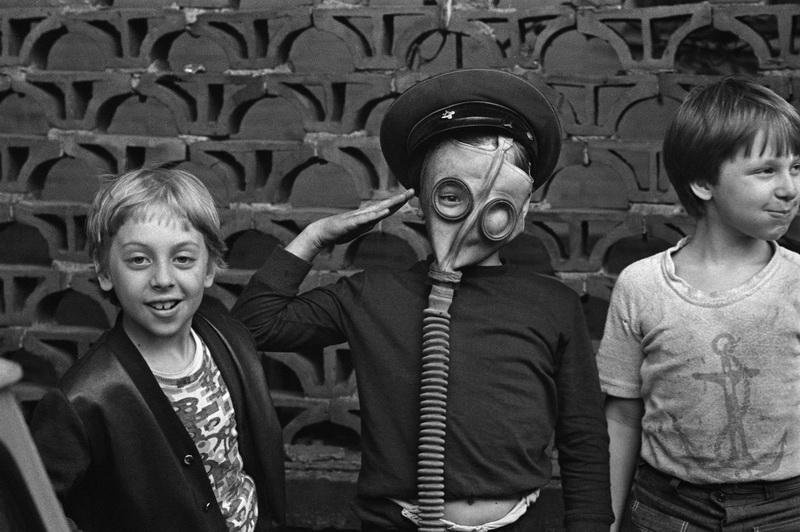 Мальчики, 1989 год, г. Москва. Выставка «"Пока все дома". Стрит-фотографии Владимира Богданова» с этим снимком.