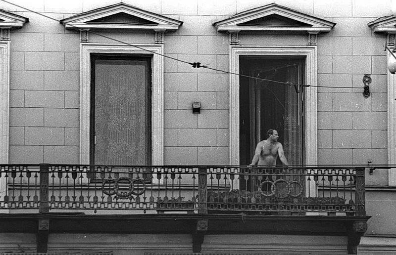 Человек на балконе, 1976 год, г. Ленинград. Выставка «На балконе» с этой фотографией.