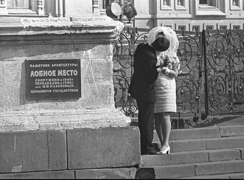Поцелуй на Лобном месте, 1971 год, г. Москва. Выставка «"Пока все дома". Стрит-фотографии Владимира Богданова» с этим снимком.