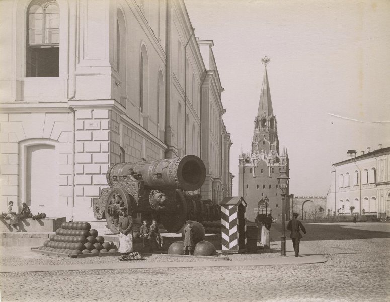 Царь-пушка, 1898 - 1900, г. Москва. Отлита из бронзы в 1586 году мастером Андреем Чоховым. Лафеты и декоративные ядра для пушки, украшенные литыми орнаментами, изготовили в 1835 году на петербургском заводе Берда по эскизу архитектора Александра Брюллова. В XVIII веке пушка стояла во дворе здания Арсенала, затем у его главных ворот. В 1960-е годы Царь-пушку переместили на Ивановскую площадь Кремля, к собору Двенадцати Апостолов.