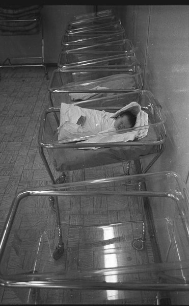 Родильное отделение Первой градской, 1993 год, г. Москва. Выставка «Сто лет с самыми маленькими» с этой фотографией.