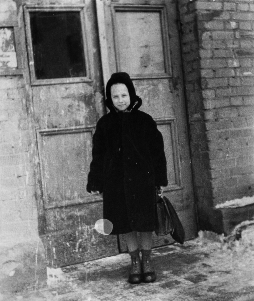 У подъезда, 1962 год, г. Москва