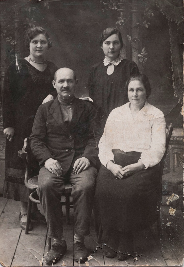 Семейный портрет (родители и дети), 1930 - 1934, Нижне-Волжский край, г. Урюпинск. Митрофан Васильевич Просвиров, Матрена Тимофеевна Просвирова (Платонова) и их дочери – Александра и Раиса.Ныне Волгоградская область.