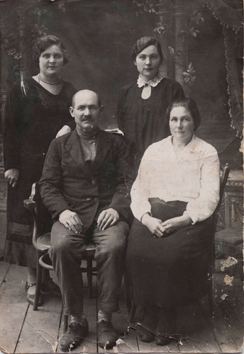 Семейный портрет (родители и дети), 1930 - 1934, Нижне-Волжский край, г. Урюпинск