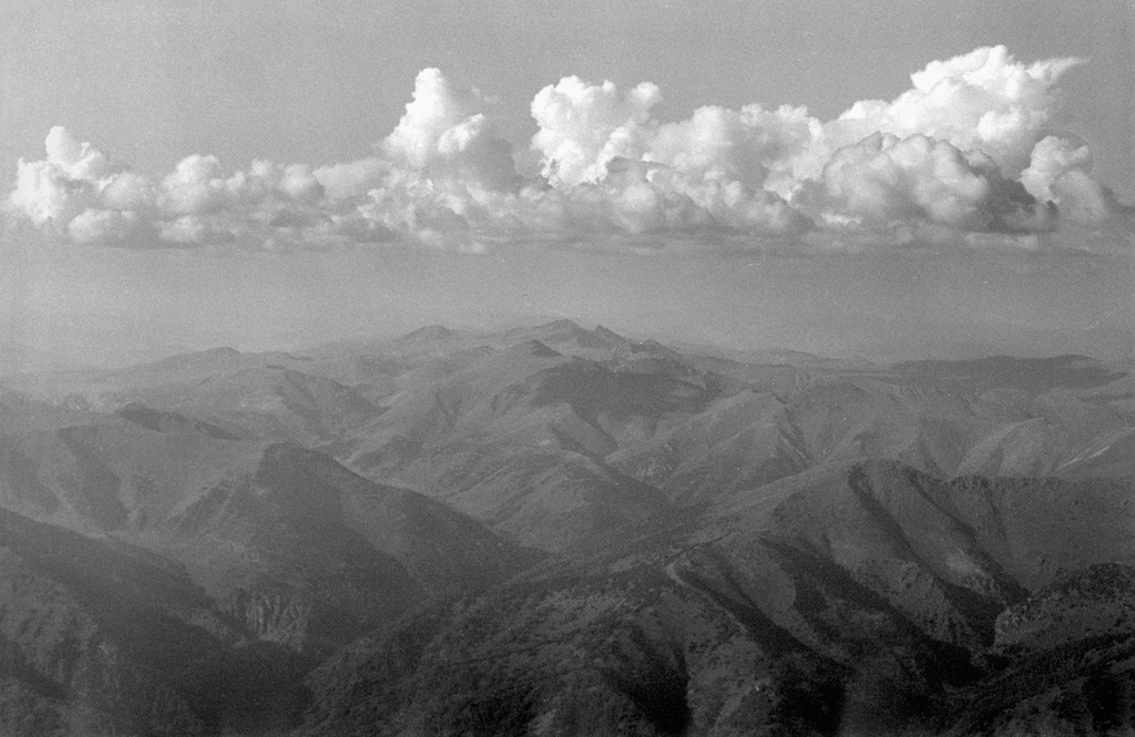Вид на Алтайские горы и облака из самолета рейса Усть-Кокса – Барнаул, 29 августа 1989. Выставка «Небо. Самолет. Девушка» с этой фотографией.