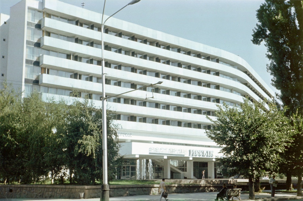 Гостиница на площади Алма-Аты, 1 июля 1978 - 30 августа 1978, Казахская ССР,  г. Алма-Ата. Выставка «Хроники Алма-Аты» с этой фотографией.