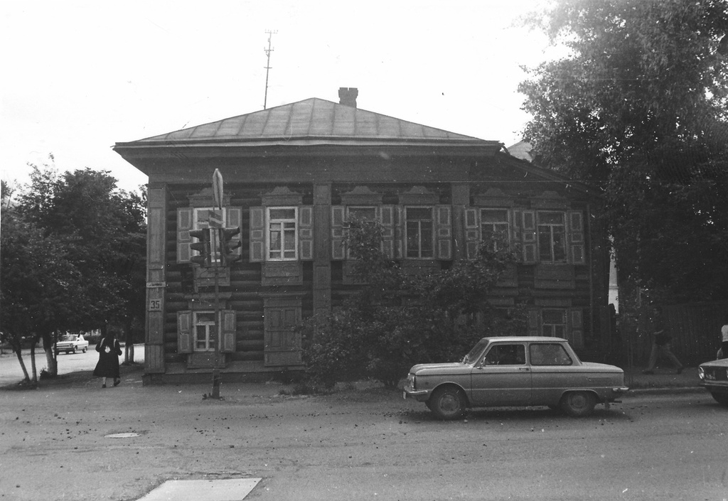 Полевая улица, 1985 - 1986, г. Тюмень. Выставка «Запорожцы» с этой фотографией.