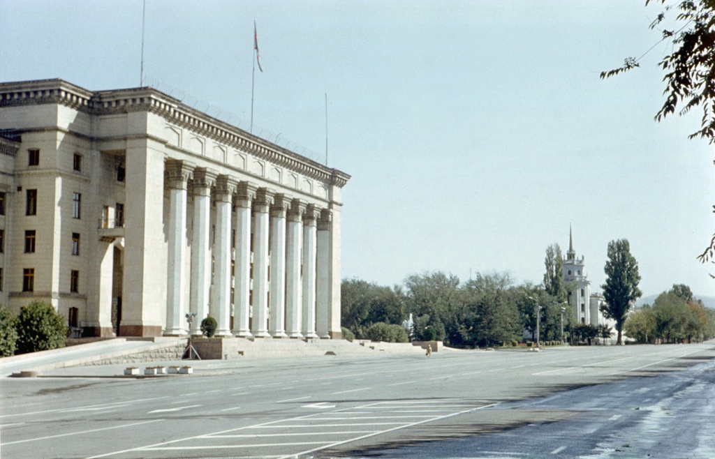 Здание технического университета в Алма-Ате, 1 июня 1978 - 30 августа 1978, Казахская ССР, г. Алма-Ата. Ныне площадь Астаны.Выставка «Хроники Алма-Аты» с этой фотографией.