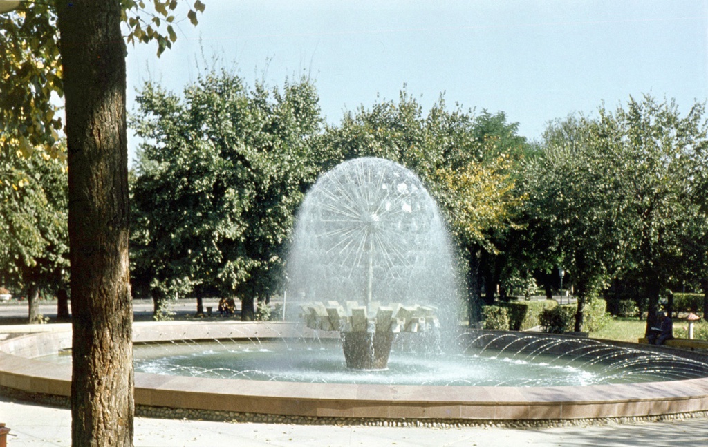 Парки и фонтаны Алма-Аты, 1 июня 1978 - 30 августа 1978, Казахская ССР, г. Алма-Ата. Выставка «Хроники Алма-Аты» с этой фотографией.