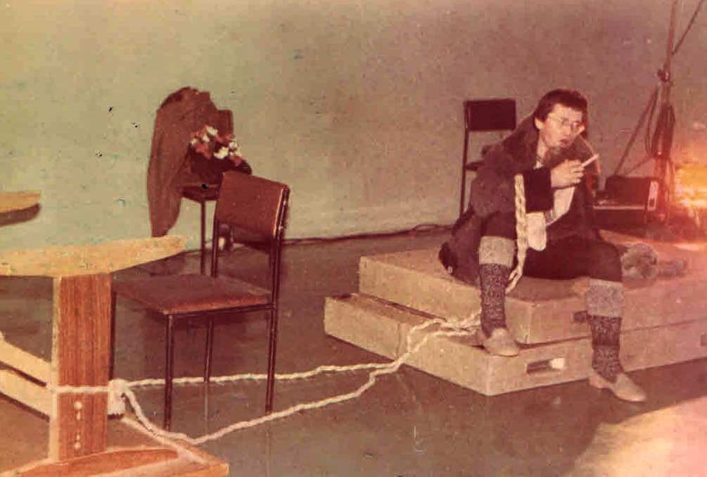 Саша Рыков, 1984 год, г. Ленинград. Сашка поет песню про почтальона. ДК им. Карла Маркса. Выставка «"ЮТЕС" – маленькая неизвестная театр-студия» с этой фотографией.