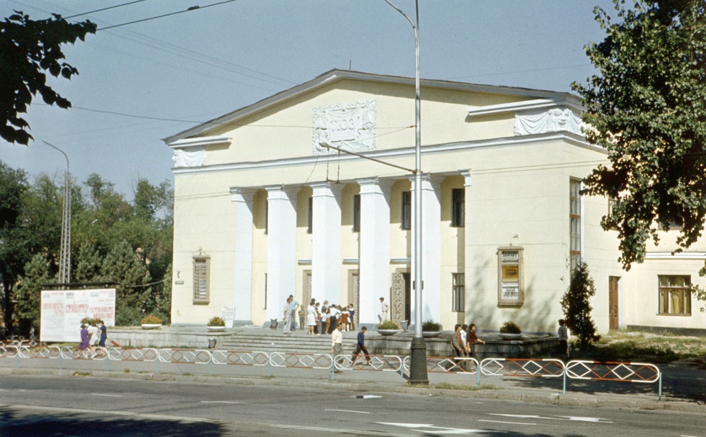 Здание ТЮЗа в городе Алма-Ата, 1 июня 1978 - 30 августа 1978, Казахская ССР, г. Алма-Ата. Здание сгорело 29 июля 1989 года, когда оно было закрыто на капитальный ремонт.Выставка «Хроники Алма-Аты» с этой фотографией.