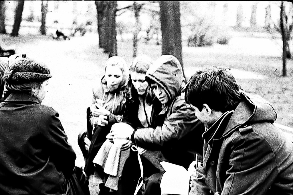 Летний сад, 30 сентября 1982, г. Ленинград. Прогулочки.Выставка «"ЮТЕС" – маленькая неизвестная театр-студия» с этой фотографией.