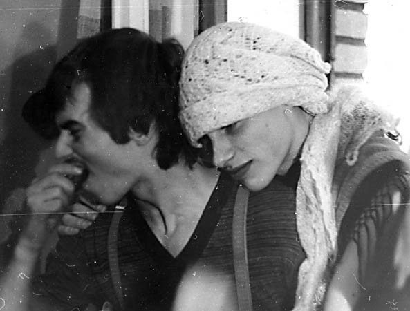 «Свадьба», 13 марта 1981 - 4 декабря 1981, г. Ленинград. Бутусов и Яник.Выставка «"ЮТЕС" – маленькая неизвестная театр-студия» с этой фотографией.