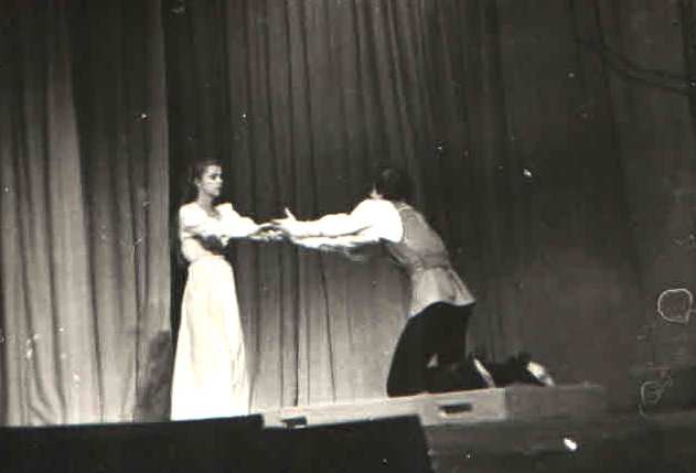«Ромео и Джульетта», декабрь 1984, г. Ленинград. Выставка «"ЮТЕС" – маленькая неизвестная театр-студия» с этой фотографией.