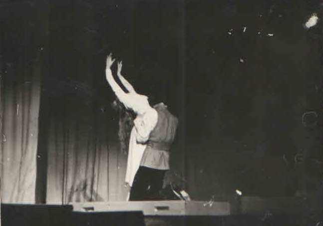 «Ромео и Джульетта», декабрь 1984, г. Ленинград. Студия.Выставка «"ЮТЕС" – маленькая неизвестная театр-студия» с этой фотографией.