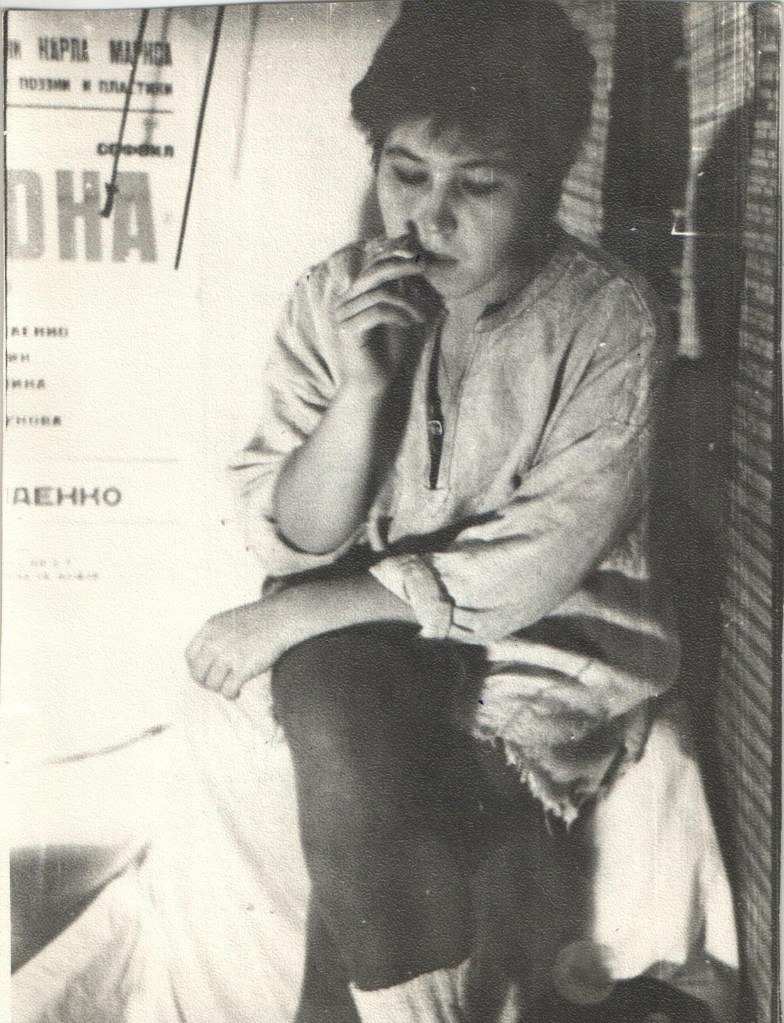 «Антигона», 1 июля 1987 - 25 декабря 1987, г. Ленинград. Выставка «"ЮТЕС" – маленькая неизвестная театр-студия» с этой фотографией.