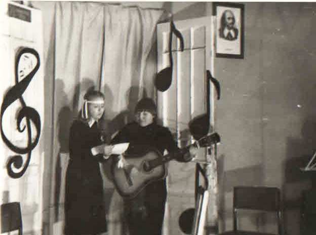 Конкурс студийной песни, 1 января 1983 - 1 декабря 1984, г. Ленинград. ДК имени Карла Маркса.Выставка «"ЮТЕС" – маленькая неизвестная театр-студия» с этой фотографией.