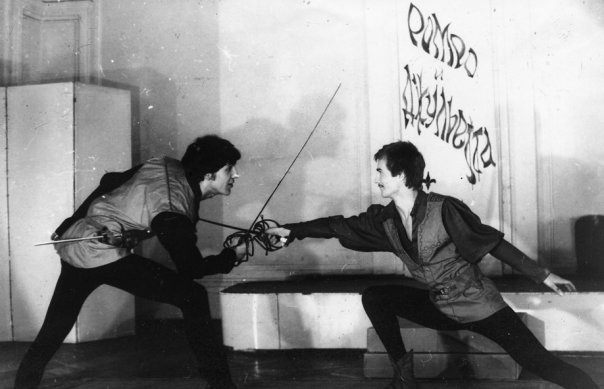 «Ромео и Джульетта», март - декабрь 1980, г. Ленинград. Тибальт  и Бенволио.Выставка «"ЮТЕС" – маленькая неизвестная театр-студия» с этой фотографией.