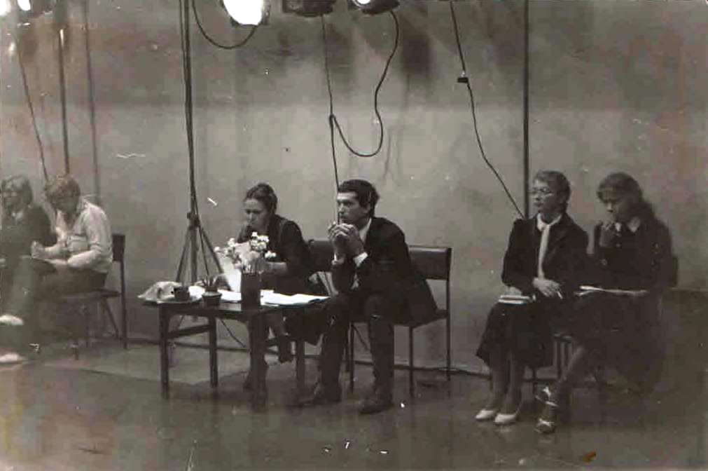 Приемная комиссия, 6 января 1984 - 13 декабря 1985, г. Ленинград. ДК имени Карла Маркса.Выставка «"ЮТЕС" – маленькая неизвестная театр-студия» с этой фотографией.