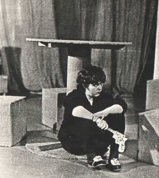 «Репетирую Витьку», 8 января 1982 - 31 декабря 1982, г. Ленинград. Студия.Выставка «"ЮТЕС" – маленькая неизвестная театр-студия» с этой фотографией.