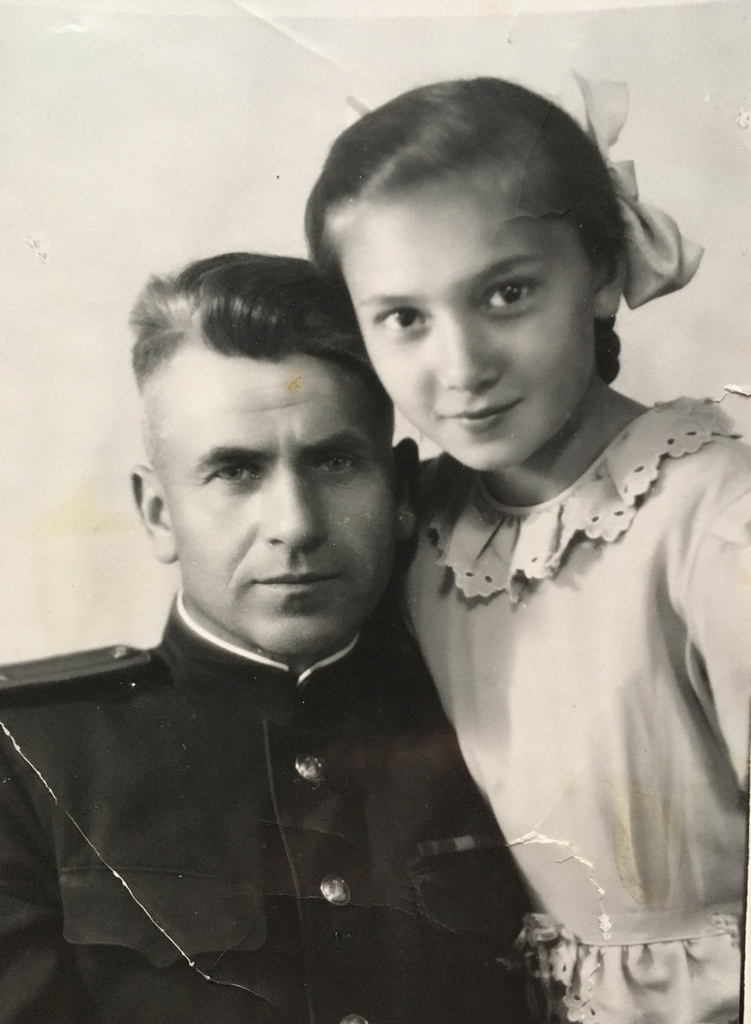 Отец и дочь, 1947 год, г. Москва. Федор и Алла Задворные.Выставка «Отцы и дети» с этой фотографией.