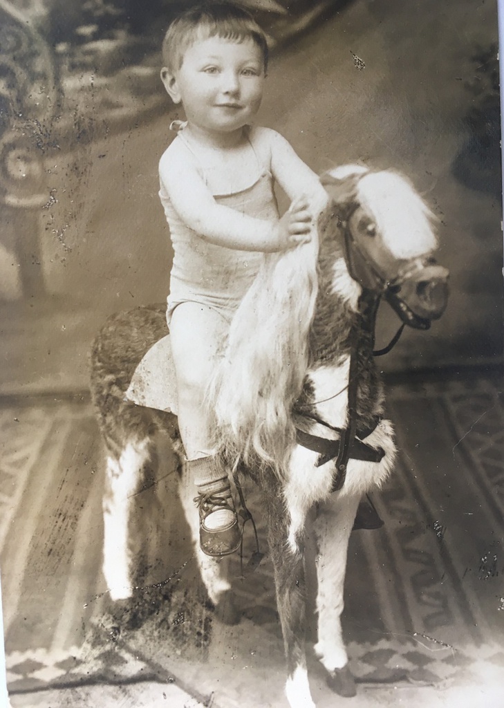 Ильюша Гохман верхом на игрушечной лошадке, 1930 год, Украинская ССР, г. Новоград-Волынский. Выставка «Я люблю свою лошадку...» с этой фотографией.