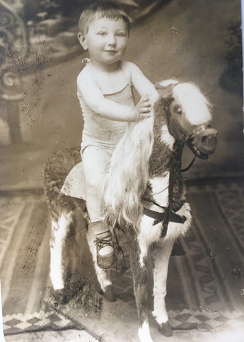 Ильюша Гохман верхом на игрушечной лошадке, 1930 год, Украинская ССР, г. Новоград-Волынский