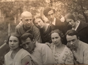 Ленинградские и киевские студенты в Киево-Печерской лавре, 8 июля 1928, Украинская ССР, г. Киев. Надпись на обороте:1. Клавдия Григорьевна Кунашева (химико-биологический)2. Глеб Исакович Пигевич (студ. - агроном)3. Г. Г. Б. 4. Борис Исакович Пиневич (юрист гражд.)5. Петр Андр. (студ. и Лаврский мл. сотр.)6. Полина Григорьевна Шугаевская (педагог)7. Борис Николаевич Макисменко (алектрик техникпо прощвищу просто «жуткий тип»8. Нина Николаевна Эльб-Чепурина (тоже универс.)Киево-Печерская Лавра.Третья слева в нижнем ряду – Гертруда Бергман, студентка физико-математического факультета Ленинградского университета.Фотография из архива Натальи Дубровиной.