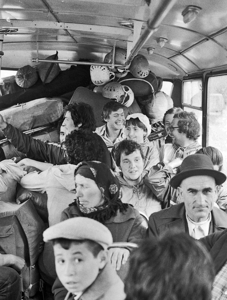 Заброска на маршрут в автобусе, 1 - 9 мая 1980, Карачаево-Черкесская АО. Клуб водного туризма МИЭМ сплавляется по реке Теберда.