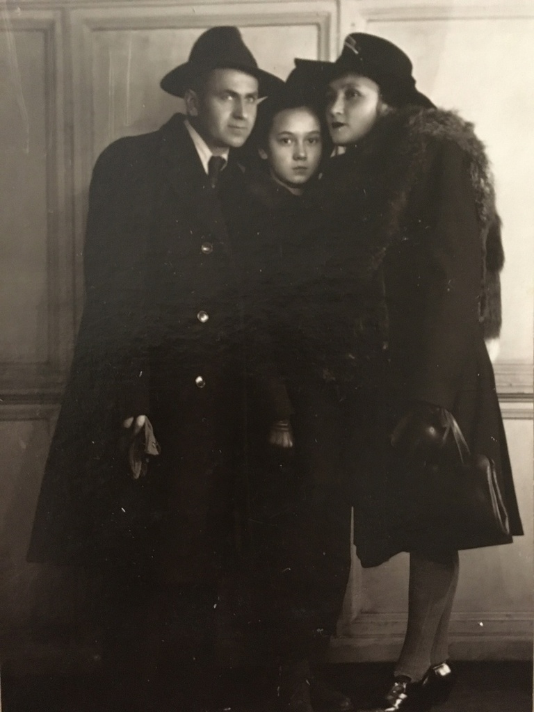 Федор, Алла, Анна Задворные, 1946 год, г. Ленинград. На даме надета чернобурая лиса&nbsp;– визитная карточка послевоенной моды.Выставка «СССР в 1946 году» с этой фотографией.