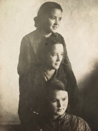 Три сестры: Анна, Леканида, Зоя Золотухины, 1920 год, г. Нерчинск