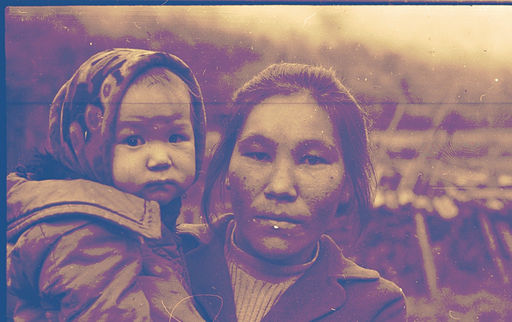 Мать и дитя, 1982 год, Кемеровская обл., Таштагольский р-н, пос. Парушка. Выставка «Жизнь шорских женщин» с этой фотографией.&nbsp;