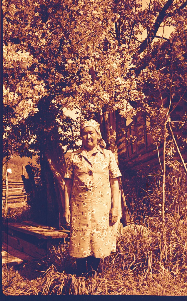 Женщина в цветочном платье, июнь 1982, Кемеровская обл., Таштагольский р-н, пос. Турла. Выставка «Жизнь шорских женщин» с этой фотографией.&nbsp;