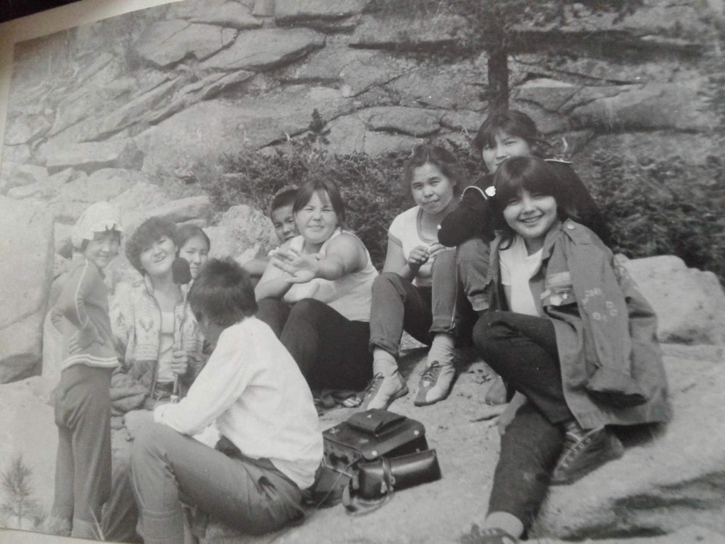 Девушки на прогулке, 1989 - 1990, Горная Шория. Выставка «Жизнь шорских женщин» с этой фотографией.&nbsp;