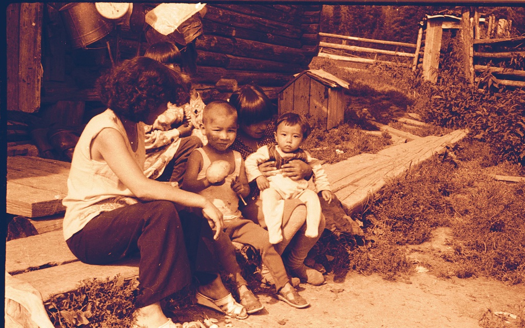 Шорка с детьми, 1982 год, Кемеровская обл., Таштагольский р-н. Выставка «Жизнь шорских женщин» с этой фотографией.&nbsp;